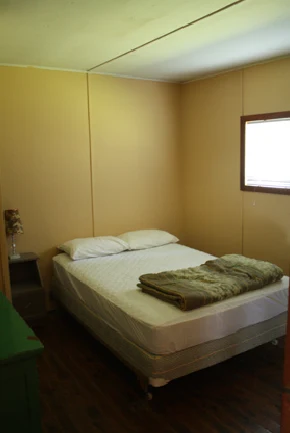 Pigeon-Lake-Resort-Cottage-nine-main-bedroom-queen-size-bed